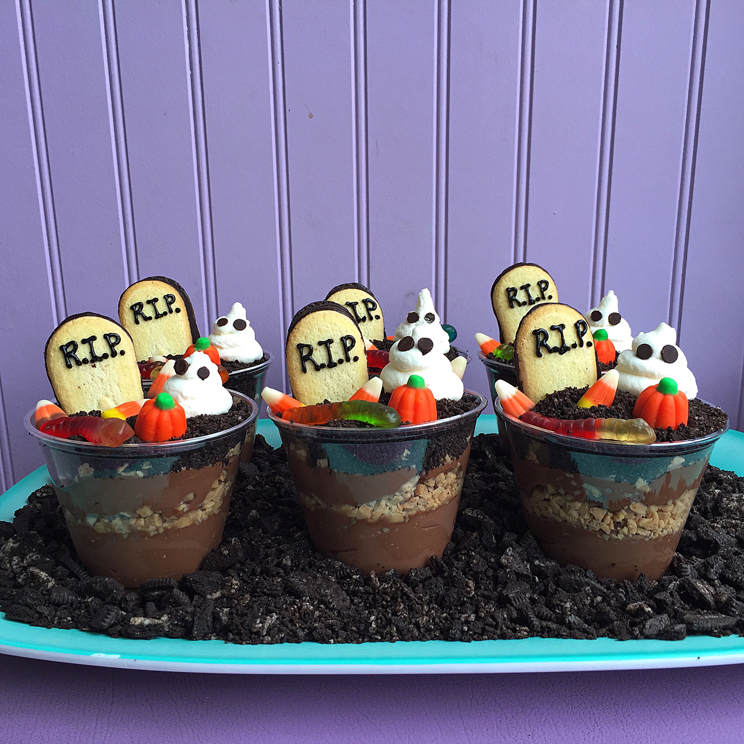 Homemade Oreo Desserts: Gummy Worms & Dirt Cake in Edible Bowls